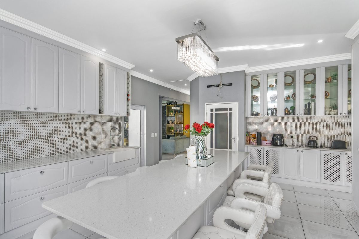 AN ABSOLUTE MUST SEE !!!!Elegant Family Living in One of Carlswald North Estate's Finest Homes - Photo 3