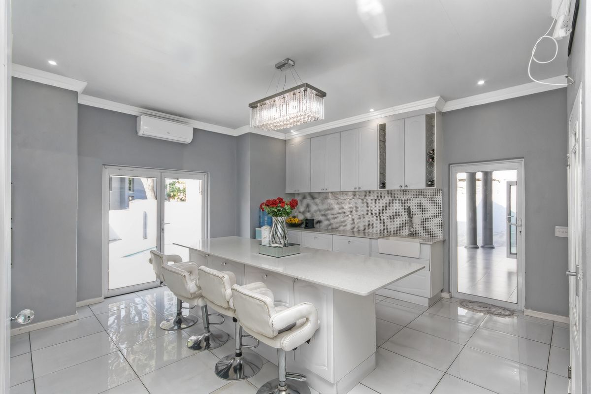 AN ABSOLUTE MUST SEE !!!!Elegant Family Living in One of Carlswald North Estate's Finest Homes - Photo 5
