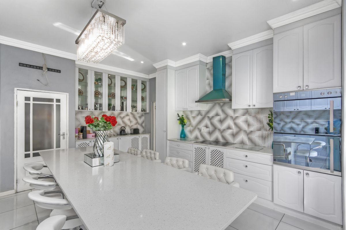 AN ABSOLUTE MUST SEE !!!!Elegant Family Living in One of Carlswald North Estate's Finest Homes - Photo 2