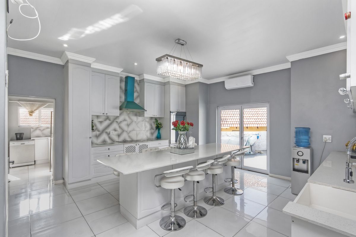 AN ABSOLUTE MUST SEE !!!!Elegant Family Living in One of Carlswald North Estate's Finest Homes - Photo 4