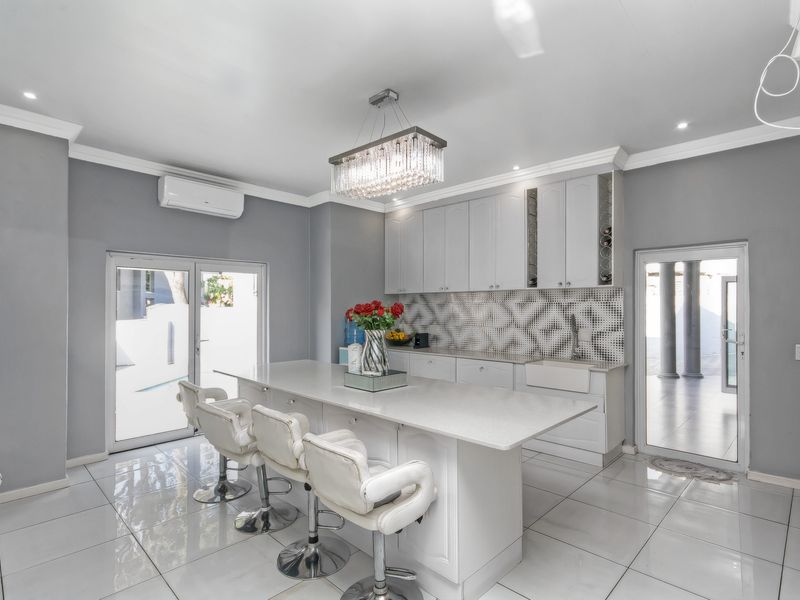 AN ABSOLUTE MUST SEE !!!!Elegant Family Living in One of Carlswald North Estate's Finest Homes - Photo 5