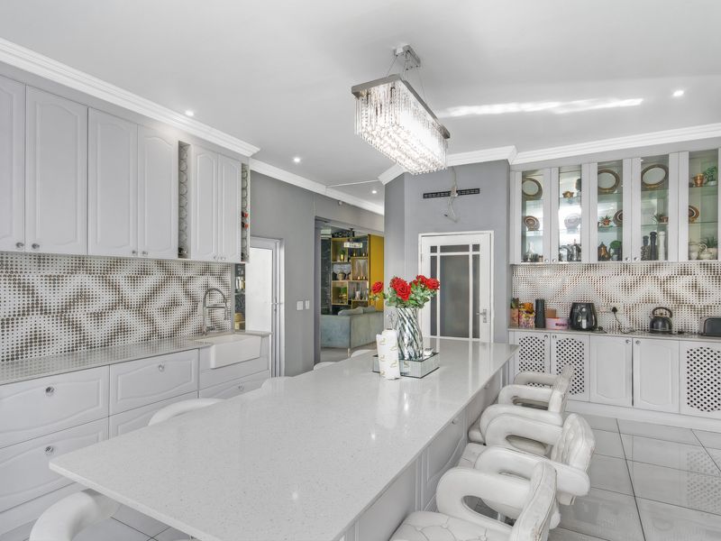 AN ABSOLUTE MUST SEE !!!!Elegant Family Living in One of Carlswald North Estate's Finest Homes - Photo 3