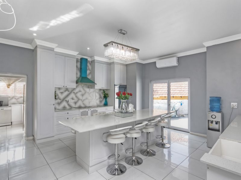 AN ABSOLUTE MUST SEE !!!!Elegant Family Living in One of Carlswald North Estate's Finest Homes - Photo 4