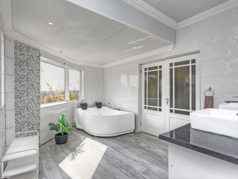 AN ABSOLUTE MUST SEE !!!!Elegant Family Living in One of Carlswald North Estate's Finest Homes - Photo 7