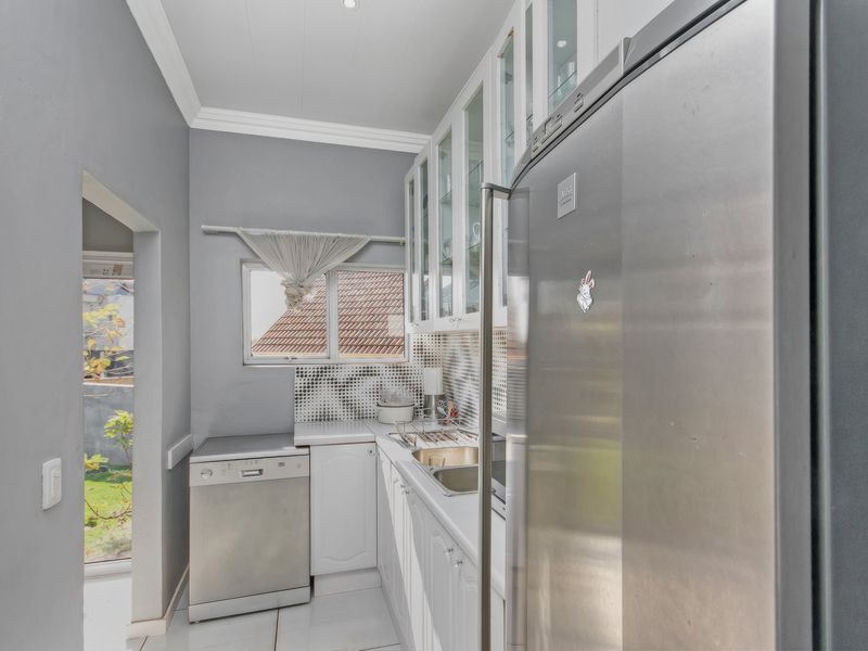 AN ABSOLUTE MUST SEE !!!!Elegant Family Living in One of Carlswald North Estate's Finest Homes - Photo 6