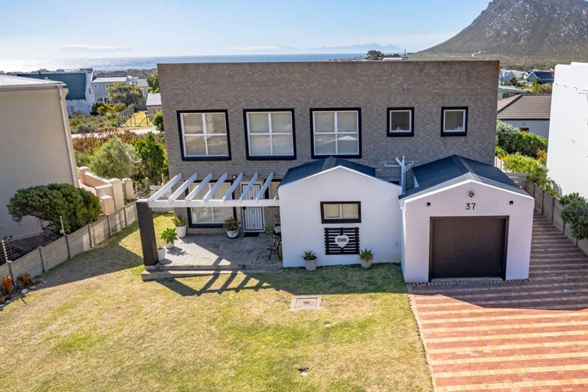 Very Neat 4-Bedroom Holiday Home with lovely views and  Entertainment Areas in Pringle Bay for Sale - Photo 2