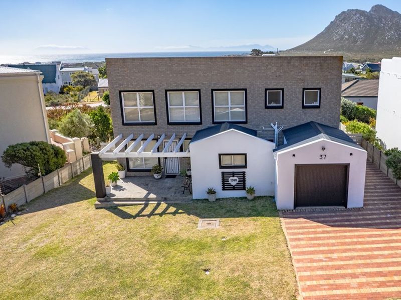 Very Neat 4-Bedroom Holiday Home with lovely views and  Entertainment Areas in Pringle Bay for Sale - Photo 2