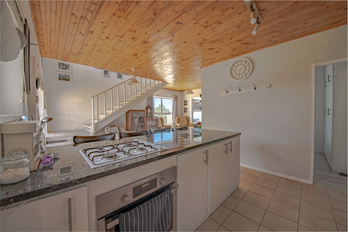 Very Neat 4-Bedroom Holiday Home with lovely views and  Entertainment Areas in Pringle Bay for Sale - Photo 5