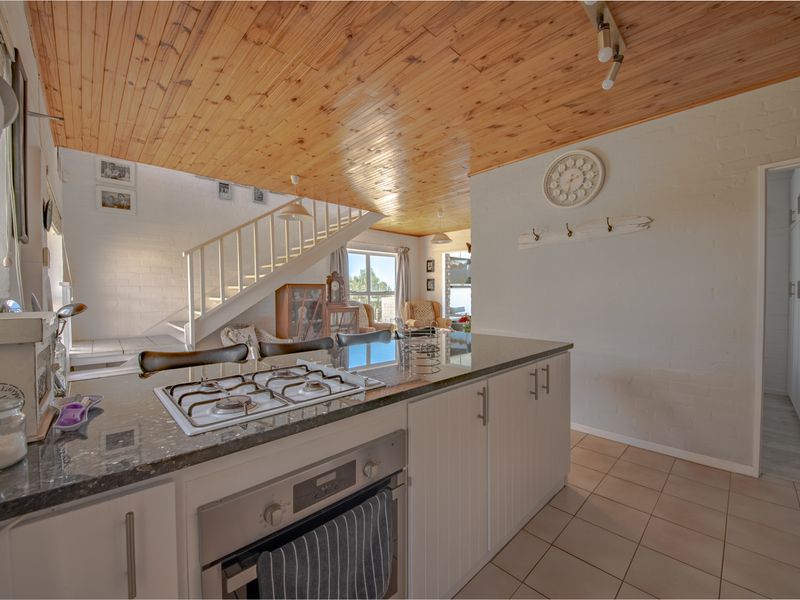 Very Neat 4-Bedroom Holiday Home with lovely views and  Entertainment Areas in Pringle Bay for Sale - Photo 5