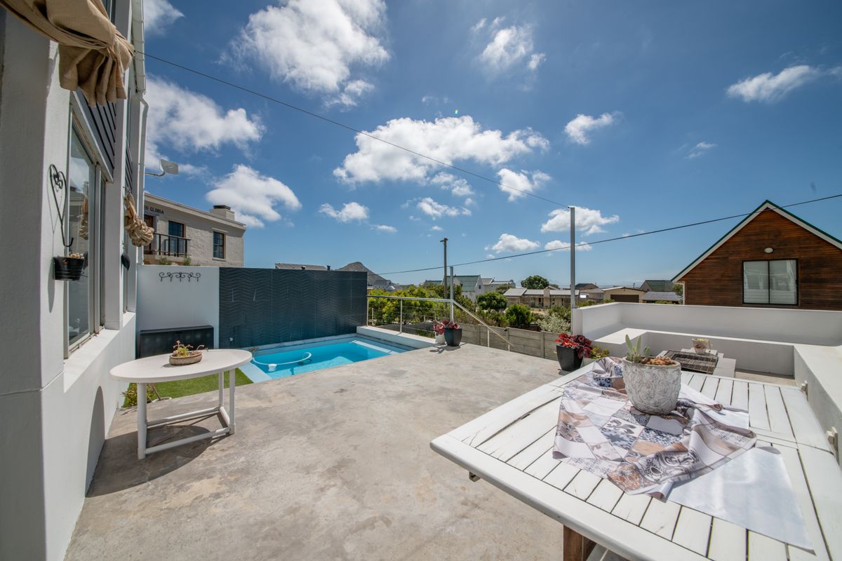 Very Neat 4-Bedroom Holiday Home with lovely views and  Entertainment Areas in Pringle Bay for Sale - Photo 3