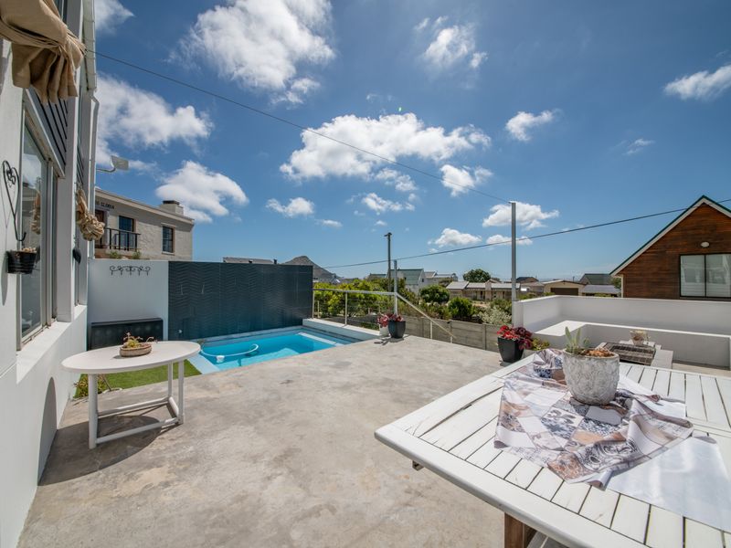 Very Neat 4-Bedroom Holiday Home with lovely views and  Entertainment Areas in Pringle Bay for Sale - Photo 3