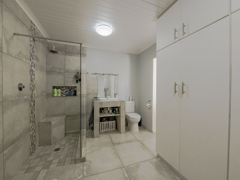 Very Neat 4-Bedroom Holiday Home with lovely views and  Entertainment Areas in Pringle Bay for Sale - Photo 10