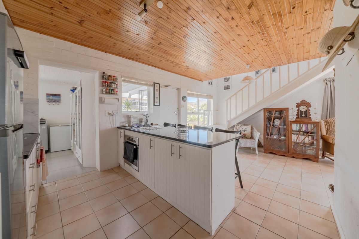 Very Neat 4-Bedroom Holiday Home with lovely views and  Entertainment Areas in Pringle Bay for Sale - Photo 4