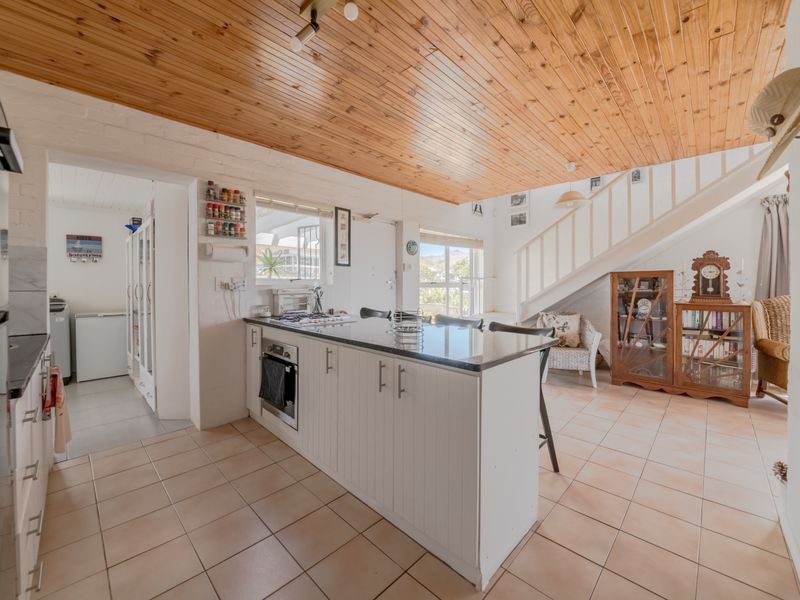 Very Neat 4-Bedroom Holiday Home with lovely views and  Entertainment Areas in Pringle Bay for Sale - Photo 4