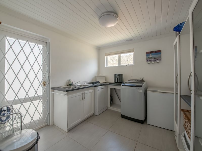 Very Neat 4-Bedroom Holiday Home with lovely views and  Entertainment Areas in Pringle Bay for Sale - Photo 8