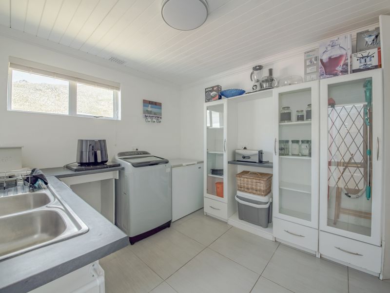 Very Neat 4-Bedroom Holiday Home with lovely views and  Entertainment Areas in Pringle Bay for Sale - Photo 7
