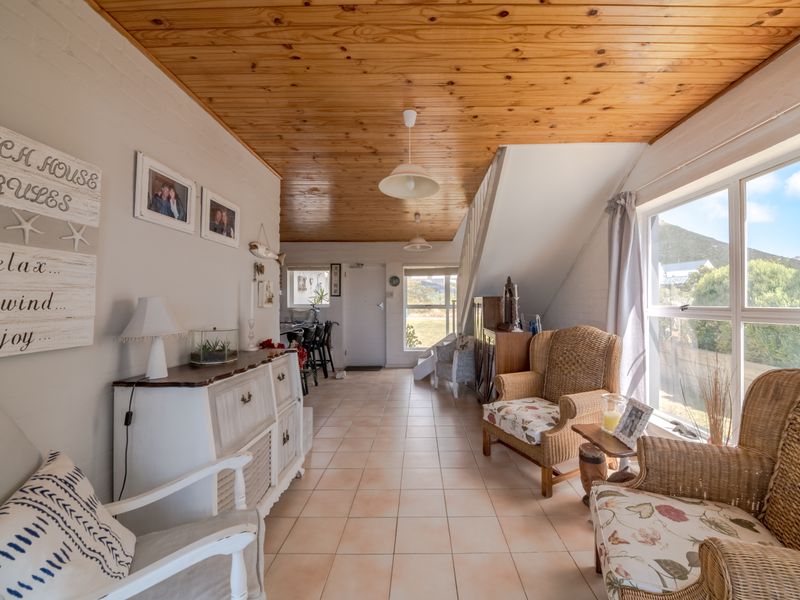 Very Neat 4-Bedroom Holiday Home with lovely views and  Entertainment Areas in Pringle Bay for Sale - Photo 6