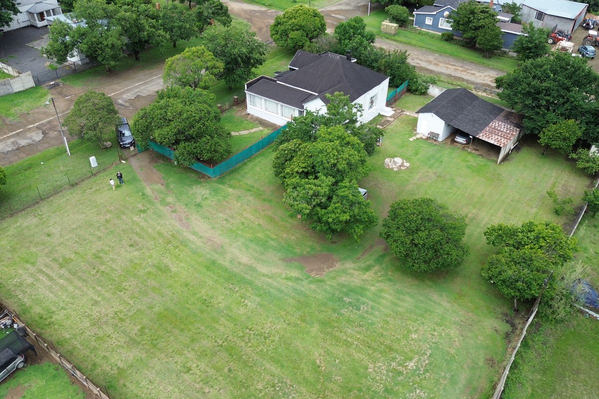 Large stand with this large family home - Photo 3