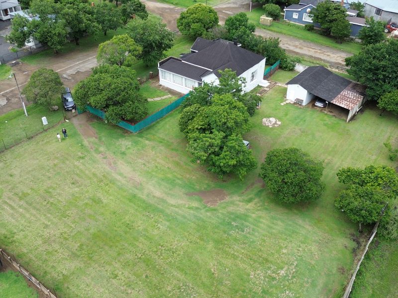 Large stand with this large family home - Photo 3
