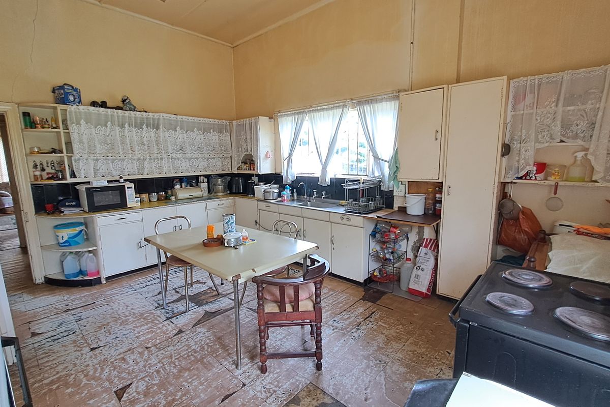 Large stand with this large family home - Photo 4