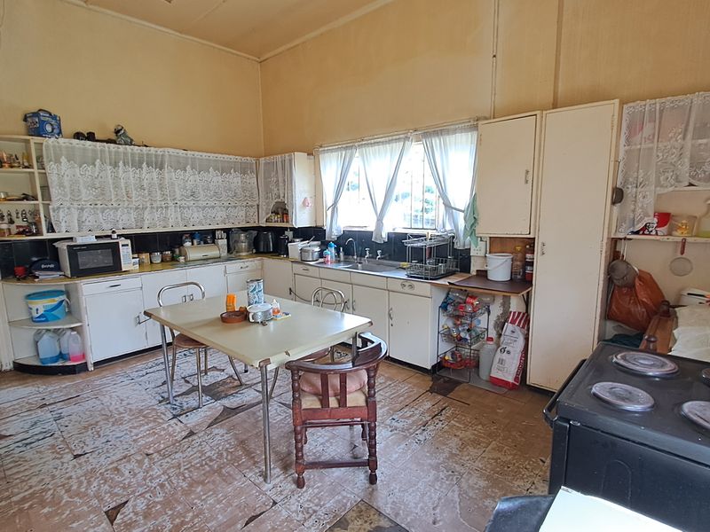 Large stand with this large family home - Photo 4