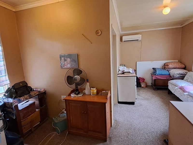 Large stand with this large family home - Photo 10