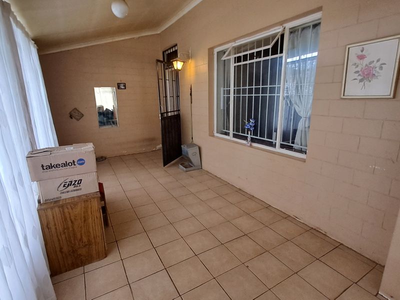 Large stand with this large family home - Photo 8