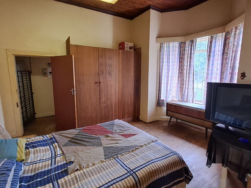 Large stand with this large family home - Photo 9