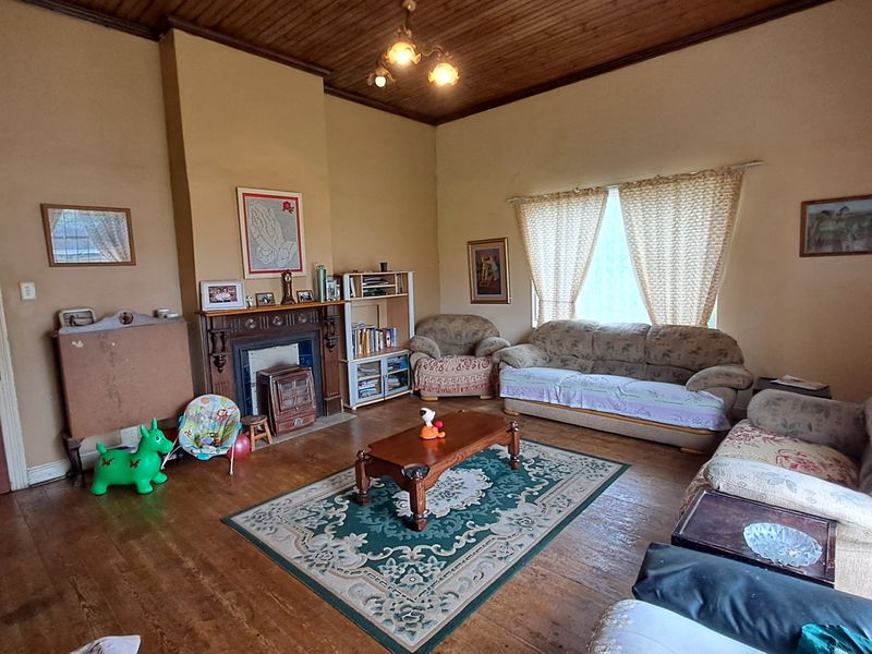 Large stand with this large family home - Photo 6