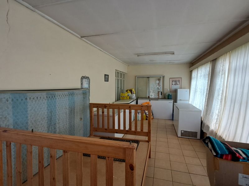 Large stand with this large family home - Photo 7