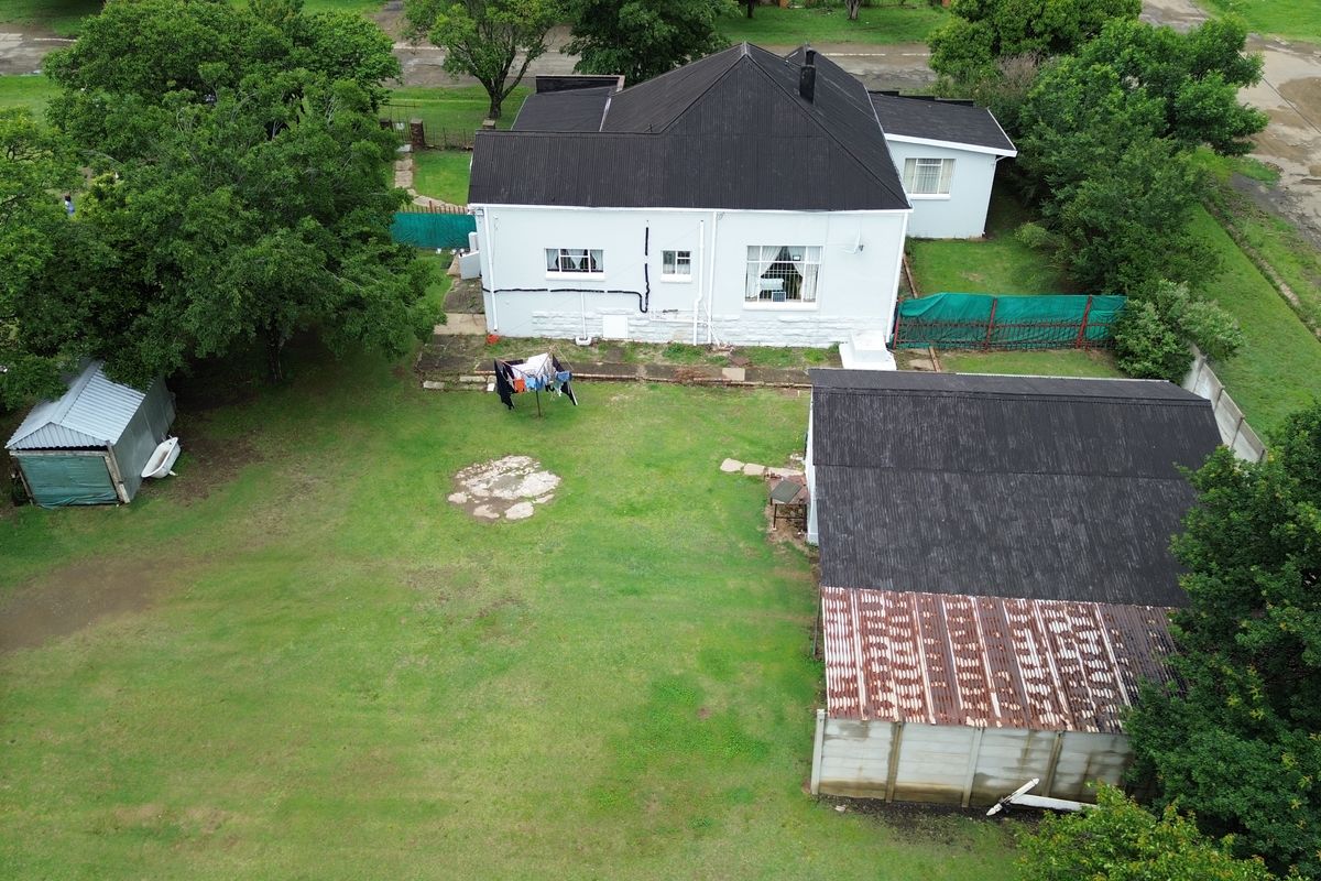 Large stand with this large family home - Photo 2