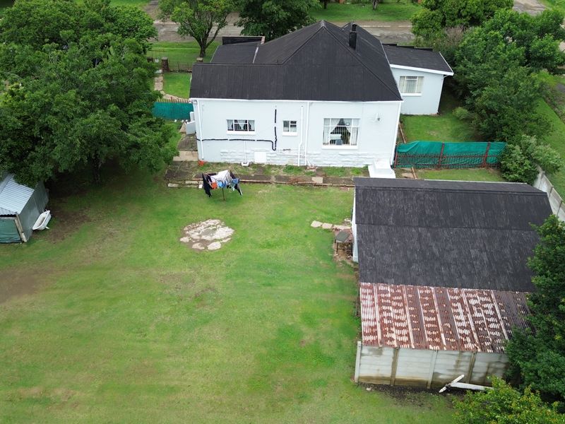 Large stand with this large family home - Photo 2