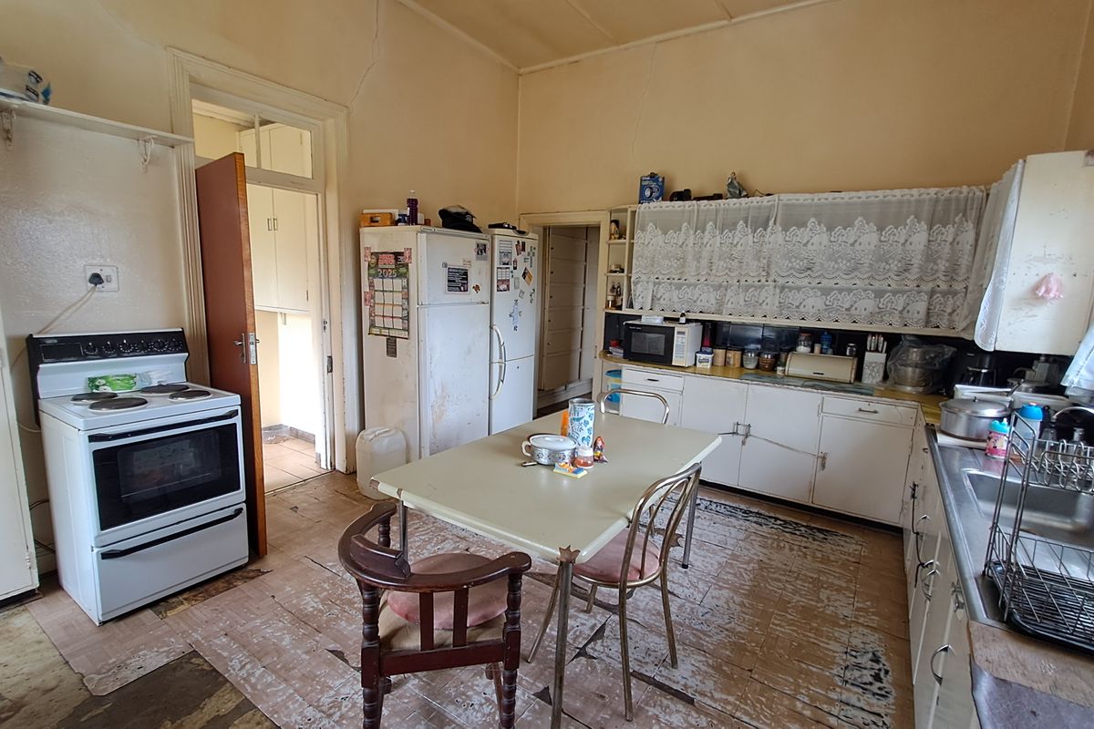 Large stand with this large family home - Photo 5