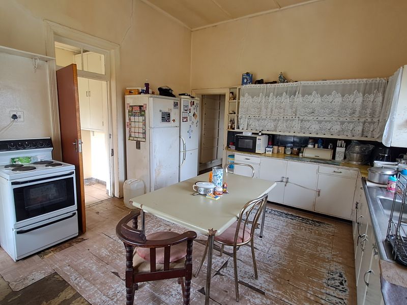 Large stand with this large family home - Photo 5