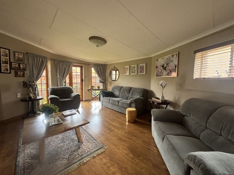 Immaculate home with flat - Photo 5
