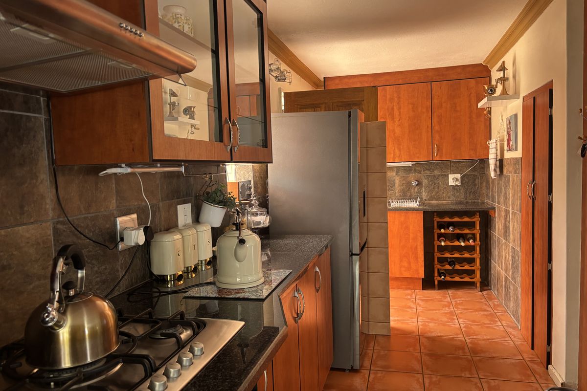 Immaculate home with flat - Photo 4