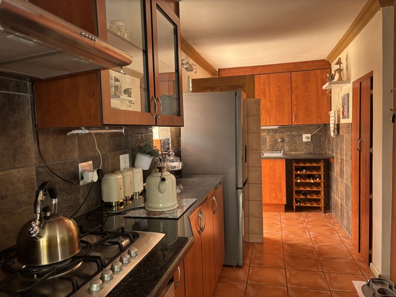 Immaculate home with flat - Photo 4