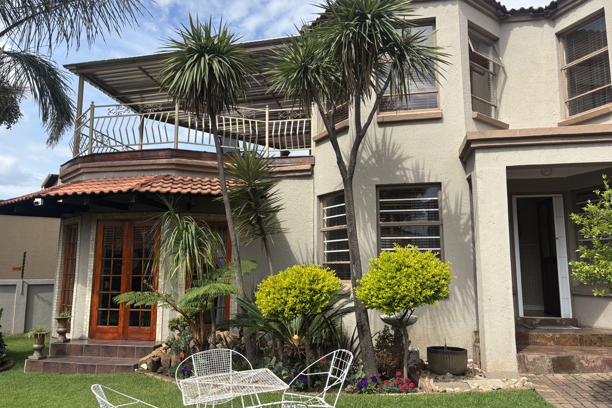 Immaculate home with flat - Photo 2