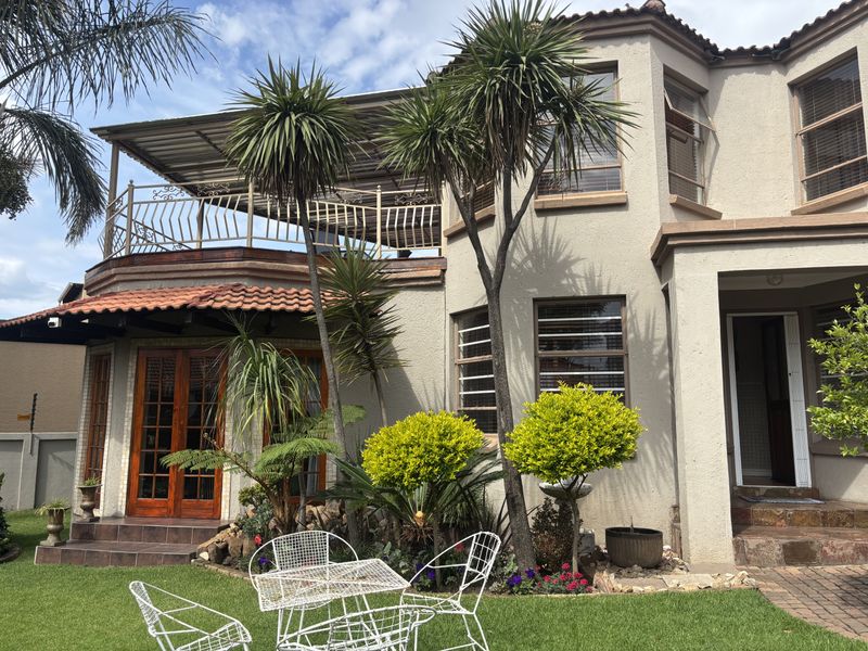 Immaculate home with flat - Photo 2