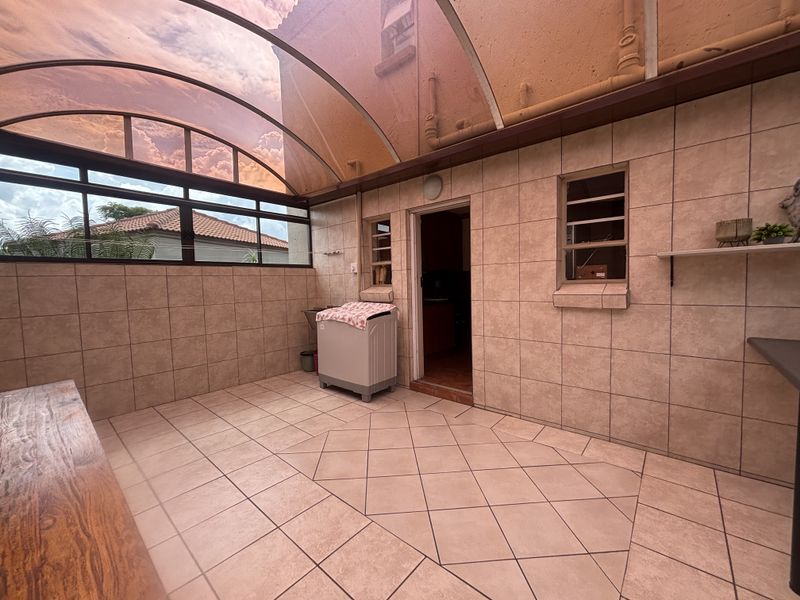 Immaculate home with flat - Photo 9