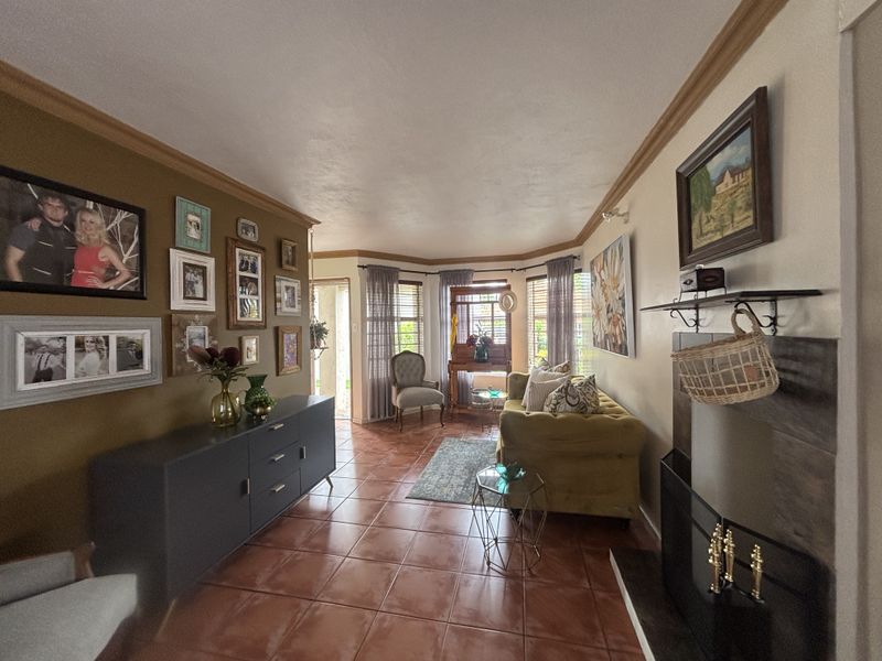 Immaculate home with flat - Photo 8