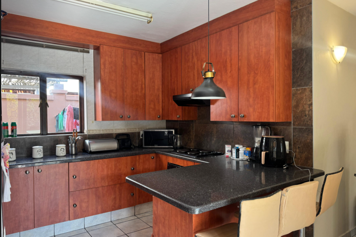 3 Bedroom House For Sale in Summerset - Photo 2