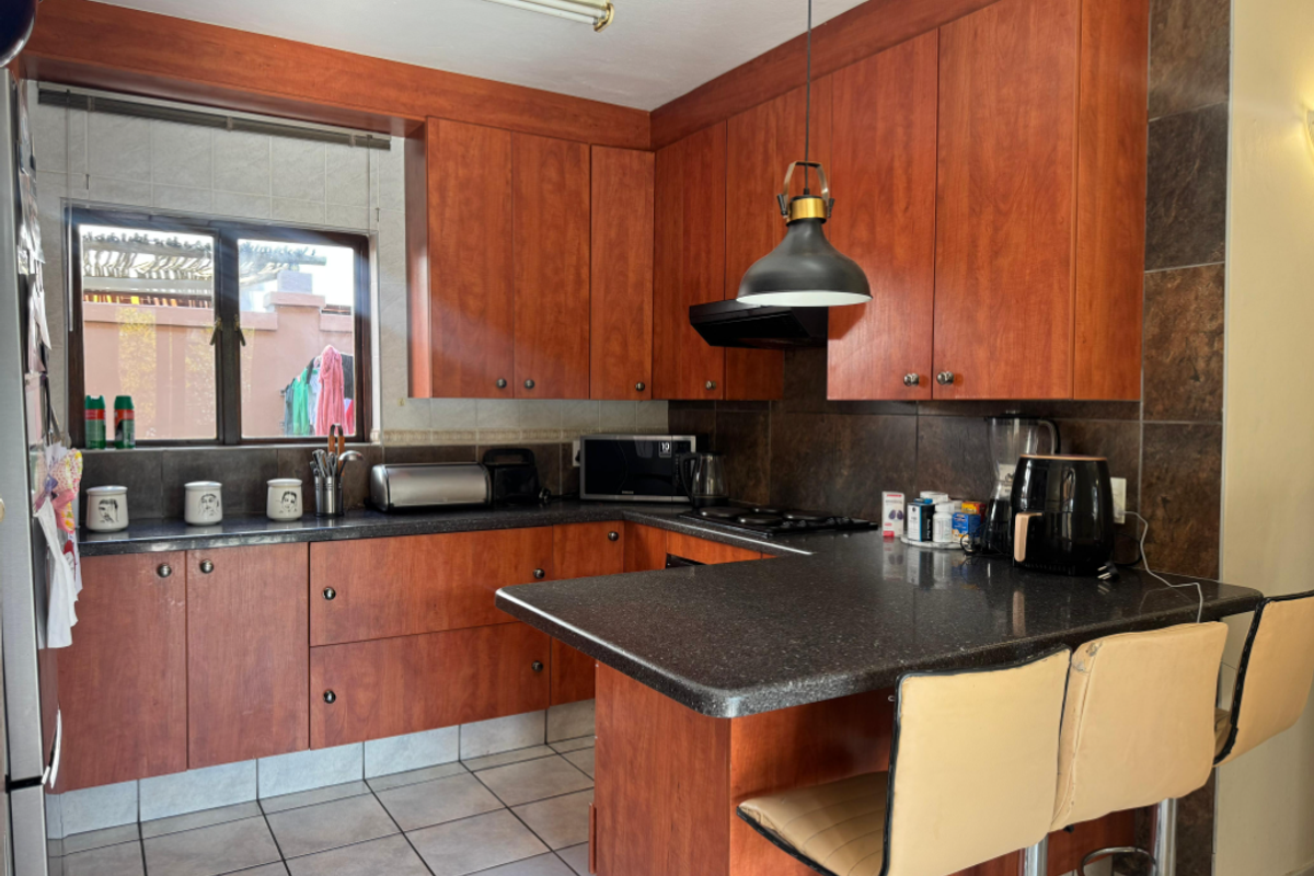 3 Bedroom House For Sale in Summerset - Photo 3