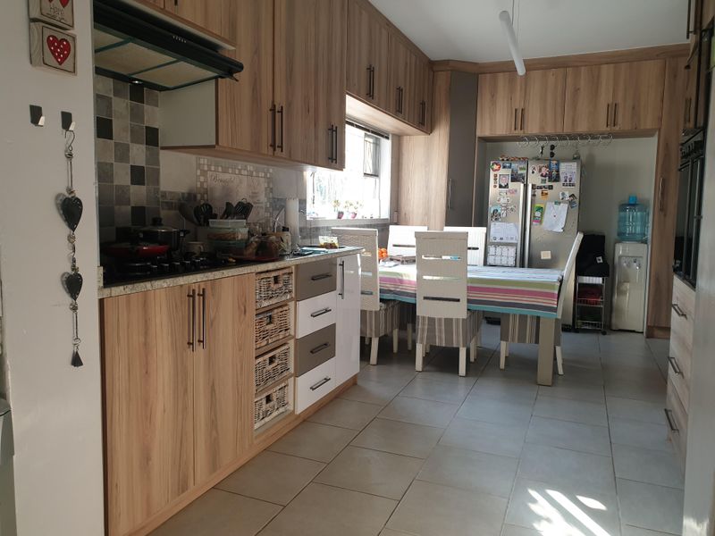 Off-grid living in town - Photo 3