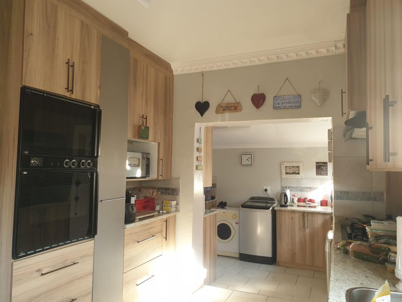 Off-grid living in town - Photo 4