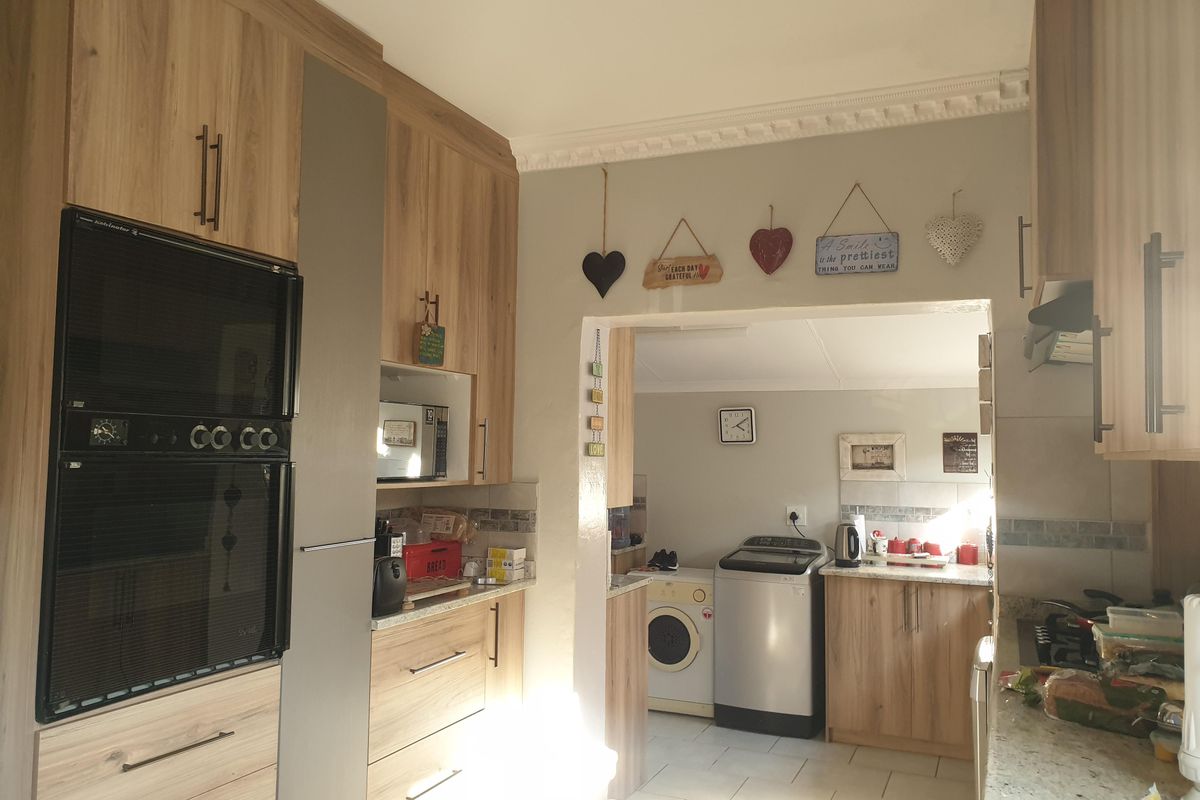 Off-grid living in town - Photo 4