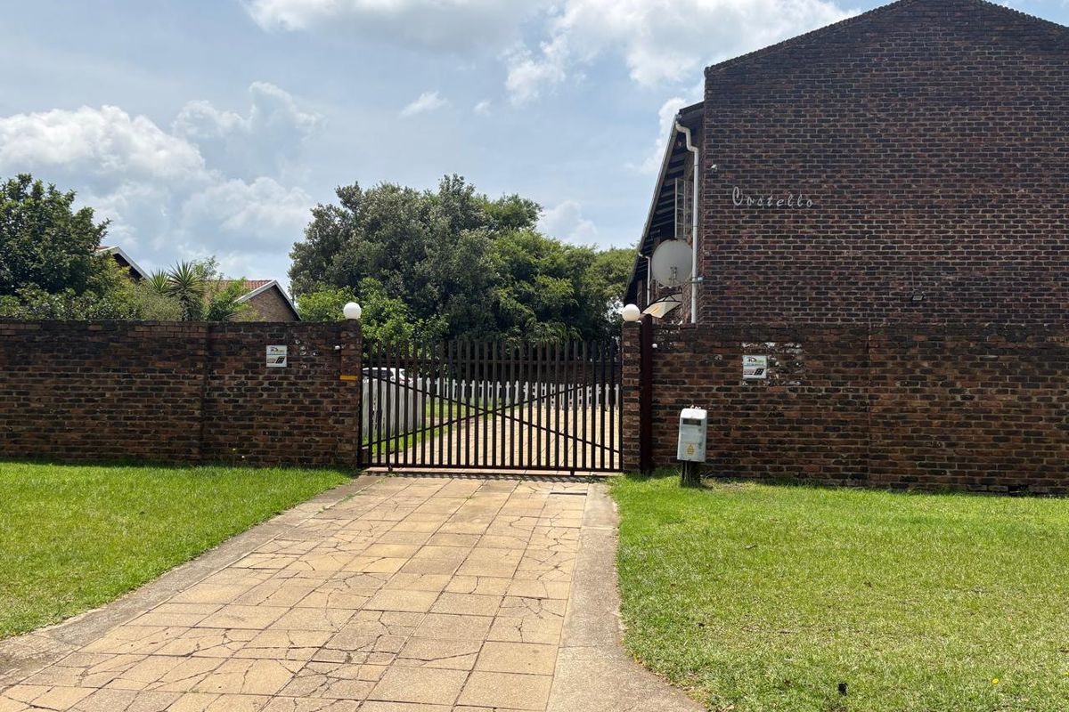 Spacious 3-Bedroom Duplexes With Great Potential! - Photo 2