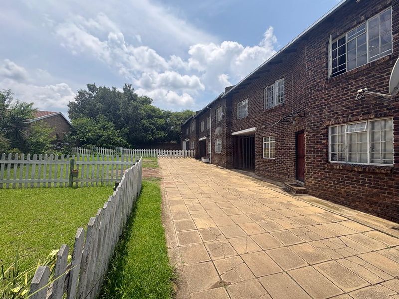 Spacious 3-Bedroom Duplexes With Great Potential! - Photo 3