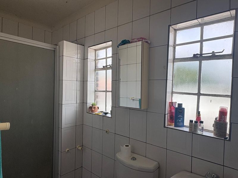 Spacious 3-Bedroom Duplexes With Great Potential! - Photo 9