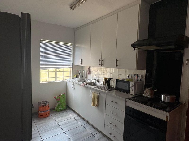 Spacious 3-Bedroom Duplexes With Great Potential! - Photo 7